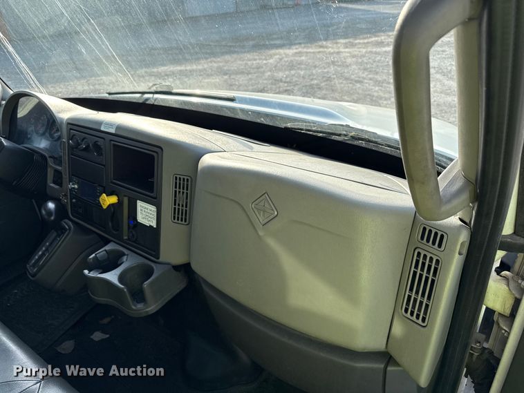 image for item YA1788 2018 International 4300 box truck