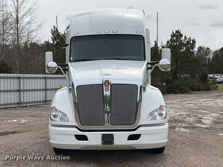 image for item YA1789 2018 Kenworth T680 semi truck