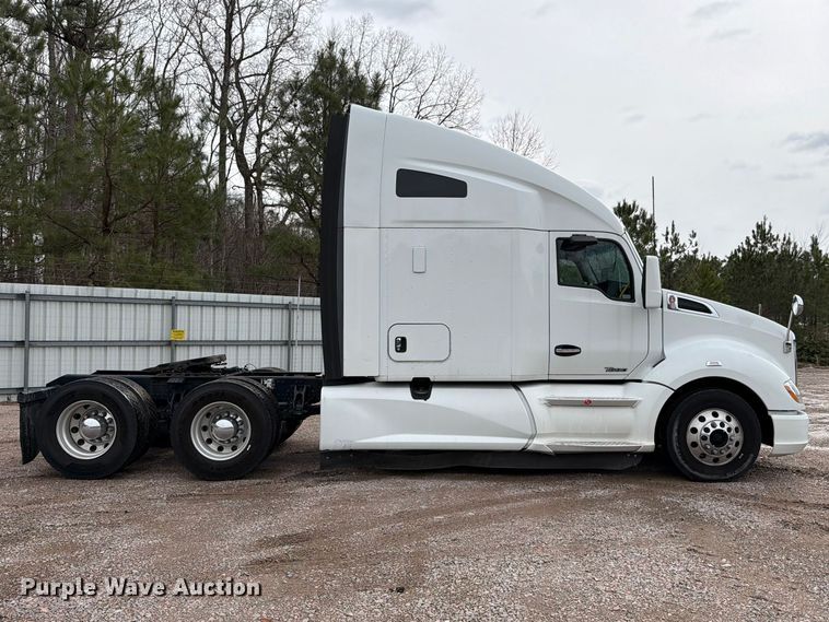 image for item YA1789 2018 Kenworth T680 semi truck