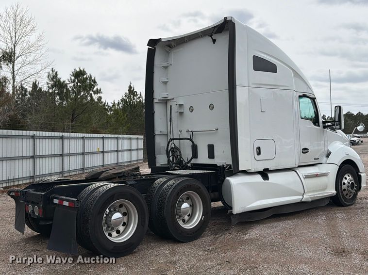 image for item YA1789 2018 Kenworth T680 semi truck