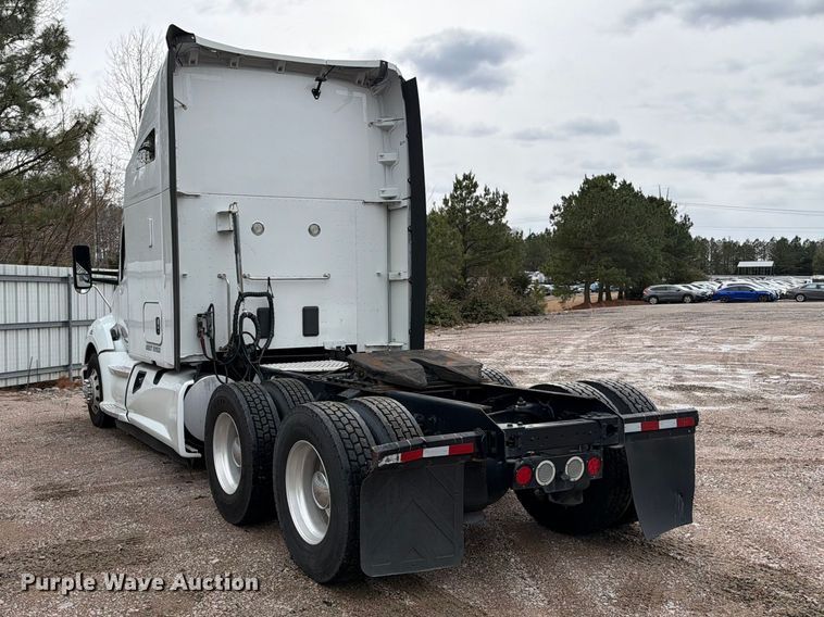 image for item YA1789 2018 Kenworth T680 semi truck