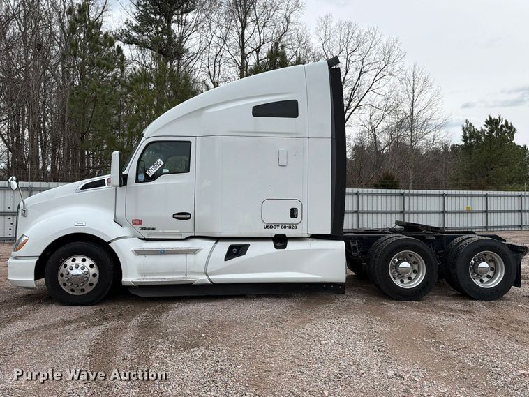 image for item YA1789 2018 Kenworth T680 semi truck