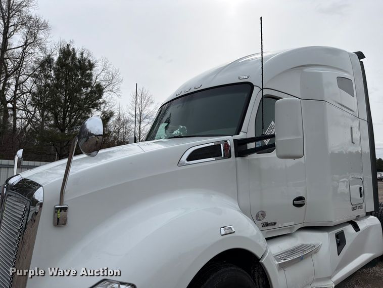 image for item YA1789 2018 Kenworth T680 semi truck