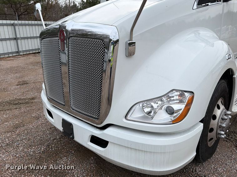 image for item YA1789 2018 Kenworth T680 semi truck