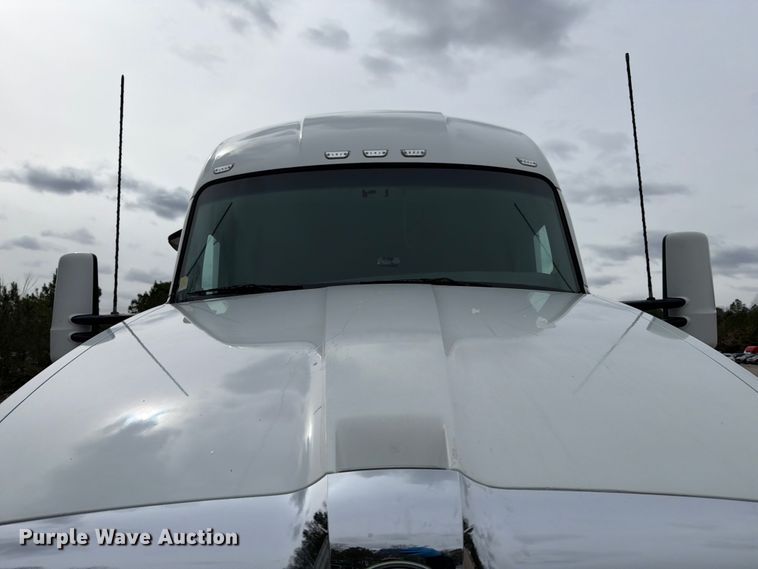 image for item YA1789 2018 Kenworth T680 semi truck