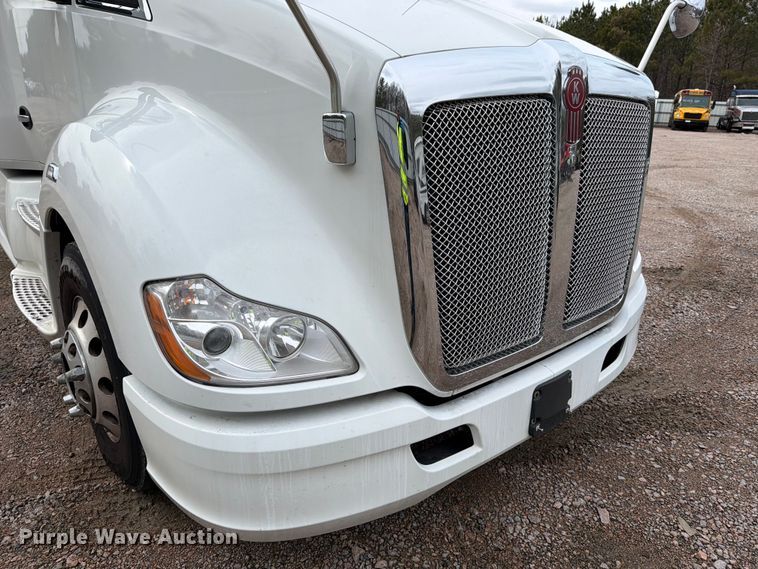 image for item YA1789 2018 Kenworth T680 semi truck