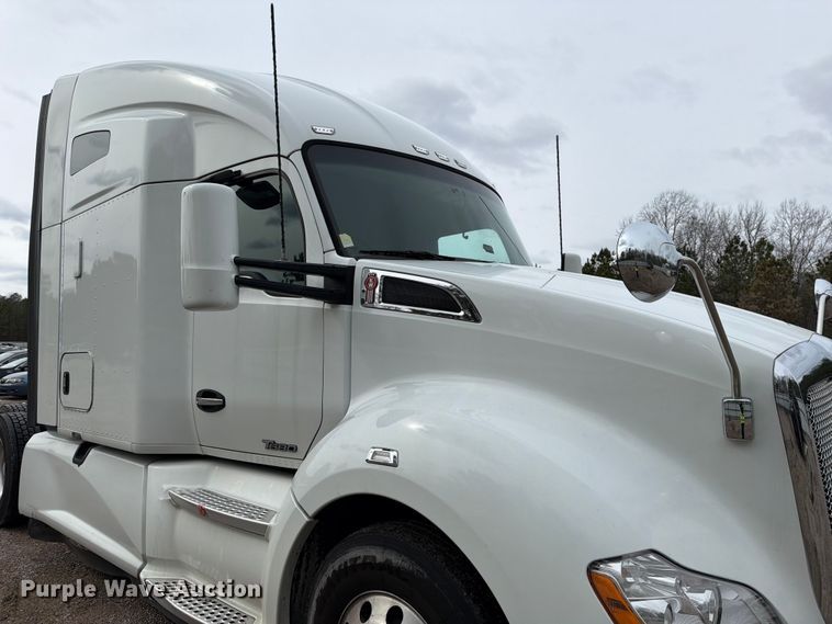 image for item YA1789 2018 Kenworth T680 semi truck