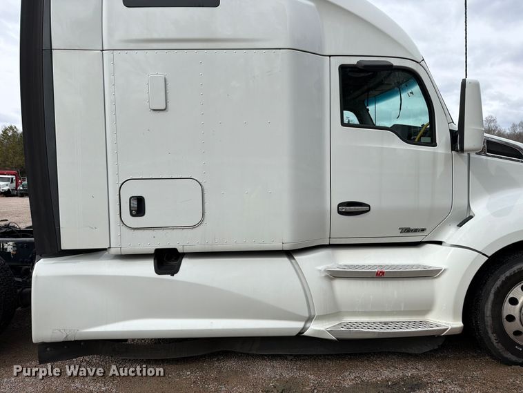 image for item YA1789 2018 Kenworth T680 semi truck