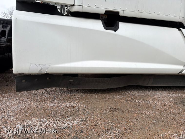 image for item YA1789 2018 Kenworth T680 semi truck