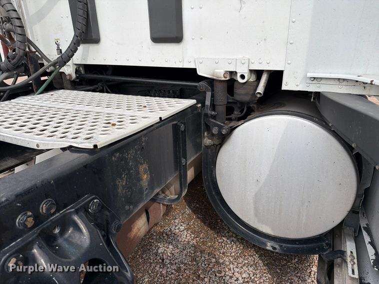 image for item YA1789 2018 Kenworth T680 semi truck