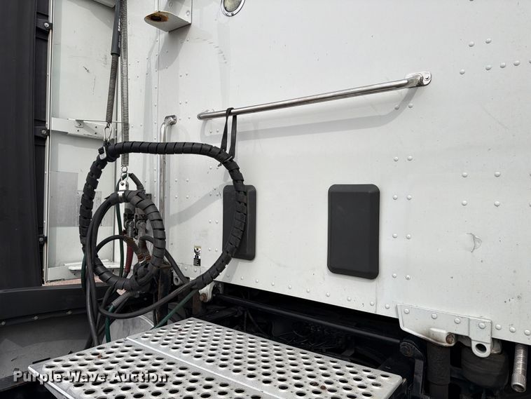 image for item YA1789 2018 Kenworth T680 semi truck