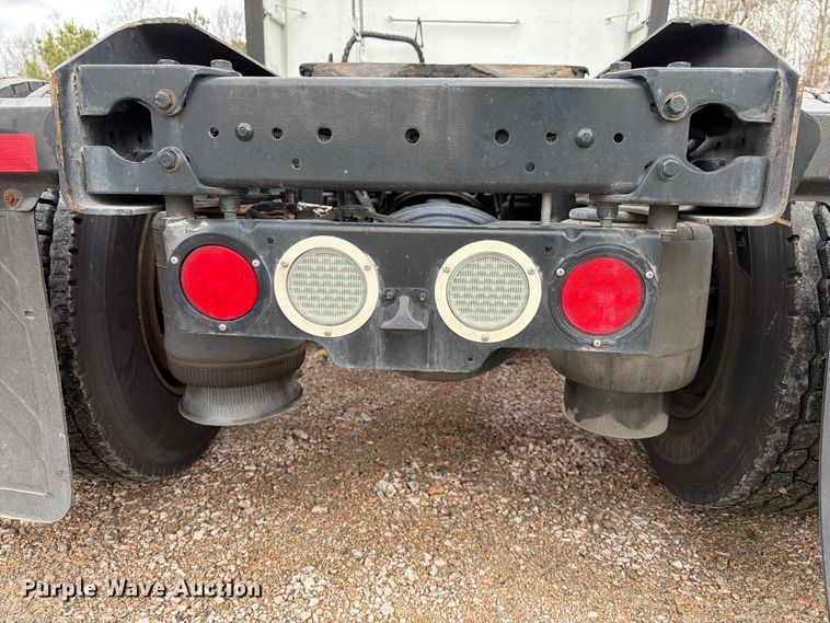 image for item YA1789 2018 Kenworth T680 semi truck