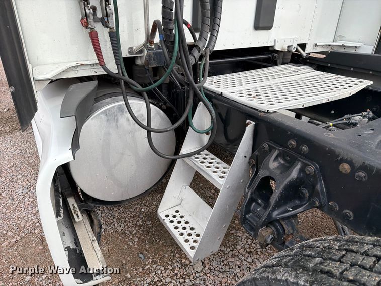 image for item YA1789 2018 Kenworth T680 semi truck