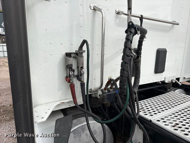 image for item YA1789 2018 Kenworth T680 semi truck