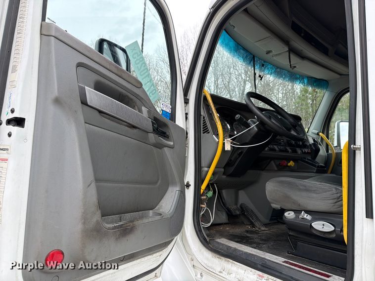 image for item YA1789 2018 Kenworth T680 semi truck