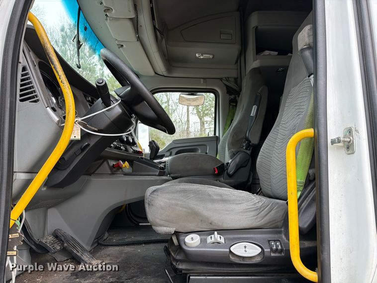 image for item YA1789 2018 Kenworth T680 semi truck