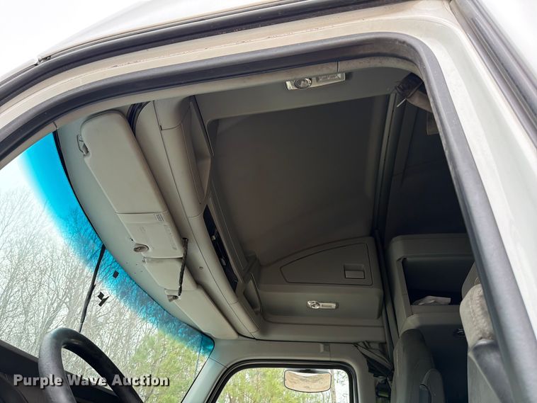 image for item YA1789 2018 Kenworth T680 semi truck