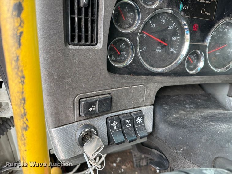 image for item YA1789 2018 Kenworth T680 semi truck