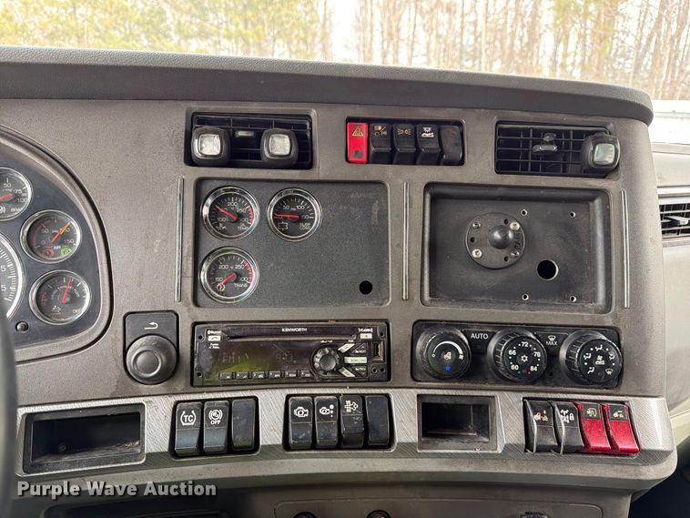 image for item YA1789 2018 Kenworth T680 semi truck