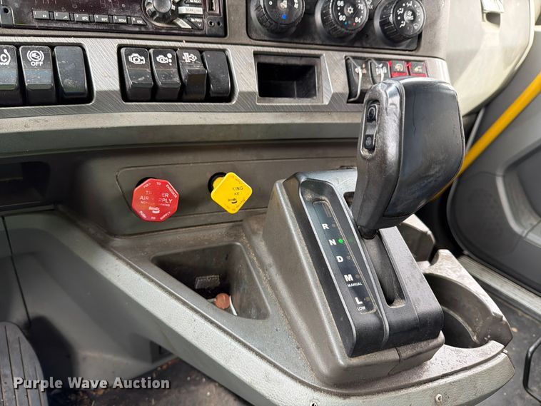 image for item YA1789 2018 Kenworth T680 semi truck