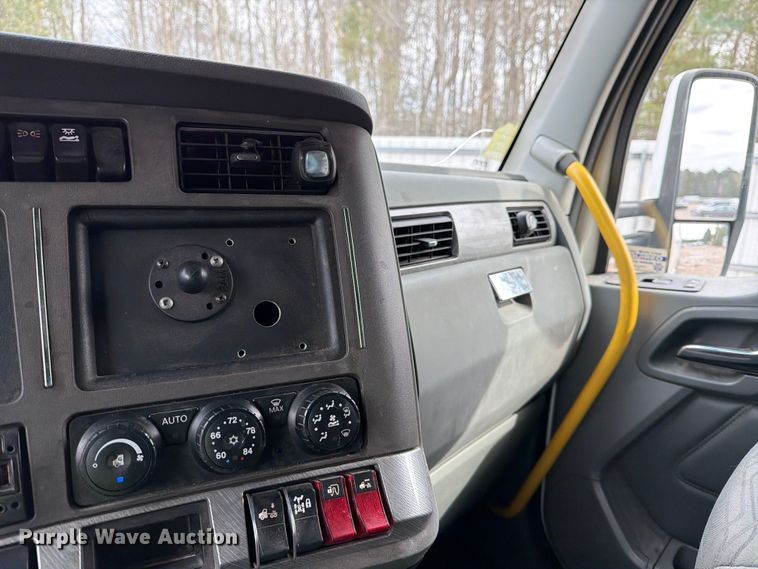 image for item YA1789 2018 Kenworth T680 semi truck