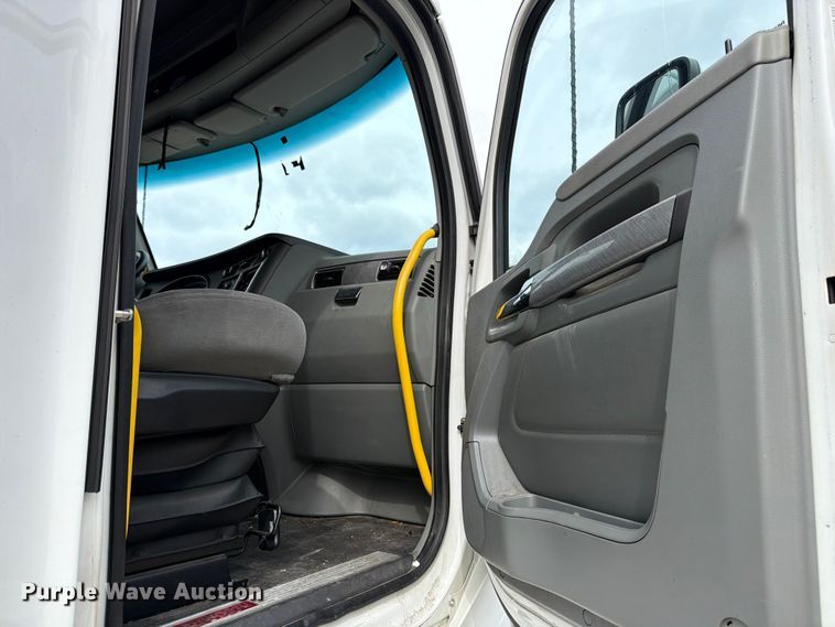 image for item YA1789 2018 Kenworth T680 semi truck