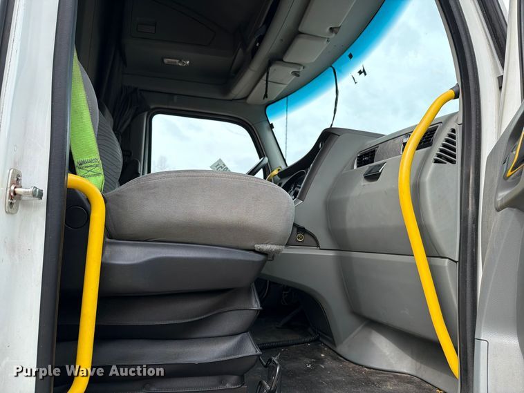 image for item YA1789 2018 Kenworth T680 semi truck