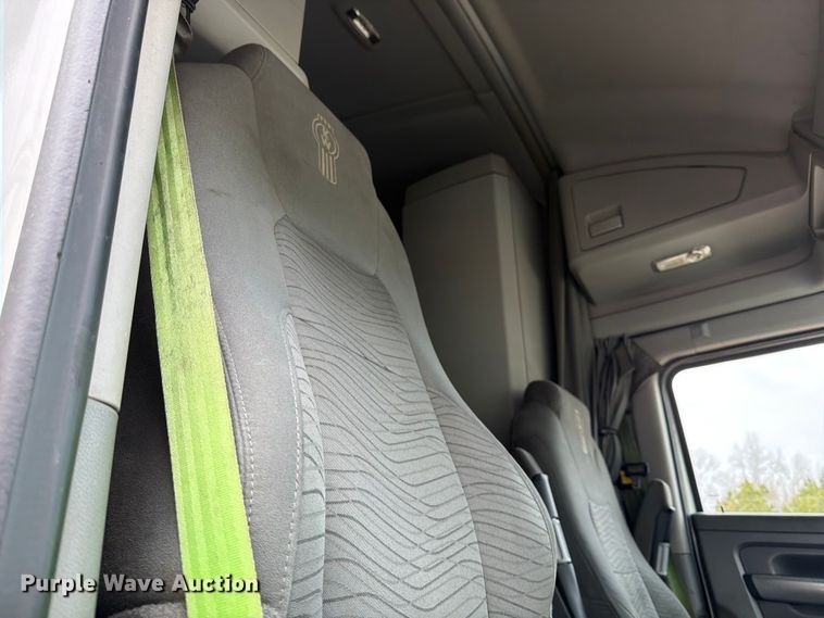 image for item YA1789 2018 Kenworth T680 semi truck