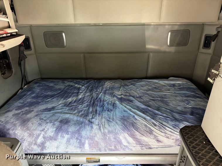 image for item YA1789 2018 Kenworth T680 semi truck