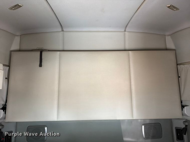 image for item YA1789 2018 Kenworth T680 semi truck