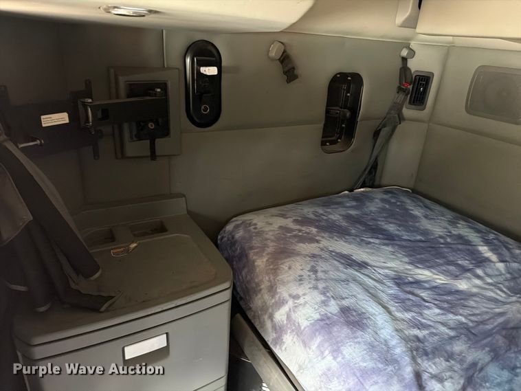 image for item YA1789 2018 Kenworth T680 semi truck