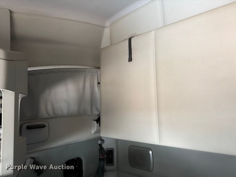 image for item YA1789 2018 Kenworth T680 semi truck