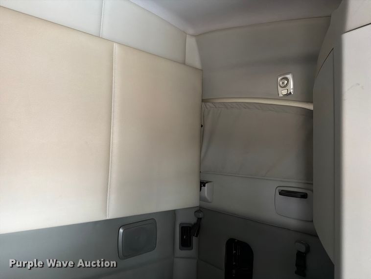 image for item YA1789 2018 Kenworth T680 semi truck