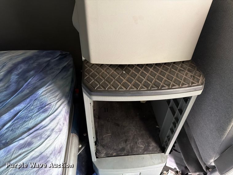 image for item YA1789 2018 Kenworth T680 semi truck