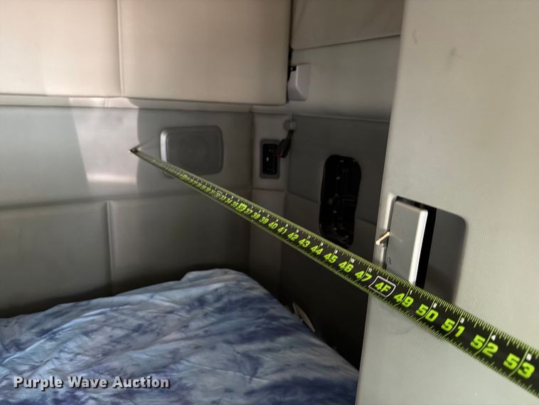 image for item YA1789 2018 Kenworth T680 semi truck