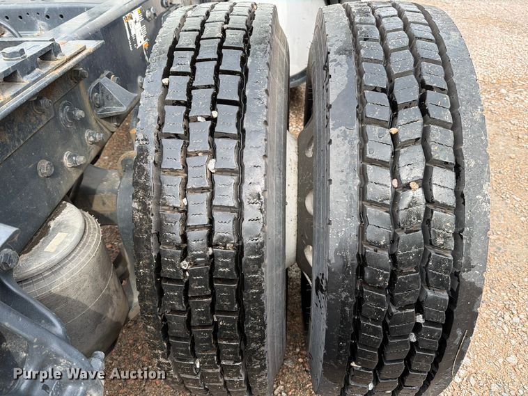 image for item YA1789 2018 Kenworth T680 semi truck