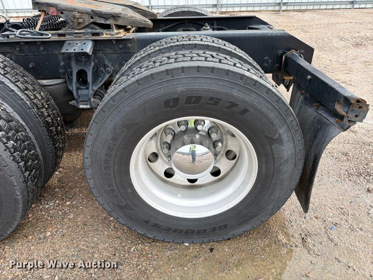 image for item YA1789 2018 Kenworth T680 semi truck