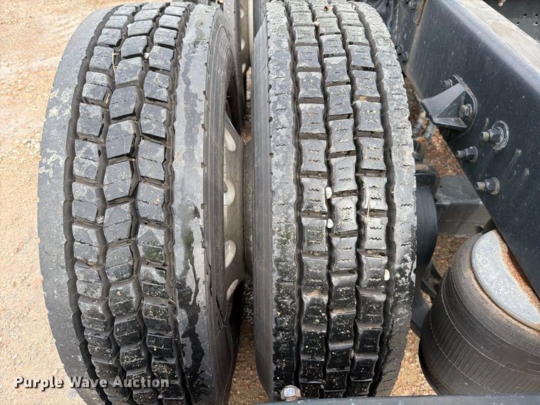 image for item YA1789 2018 Kenworth T680 semi truck