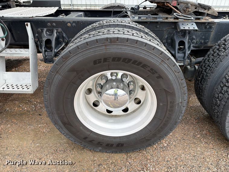 image for item YA1789 2018 Kenworth T680 semi truck