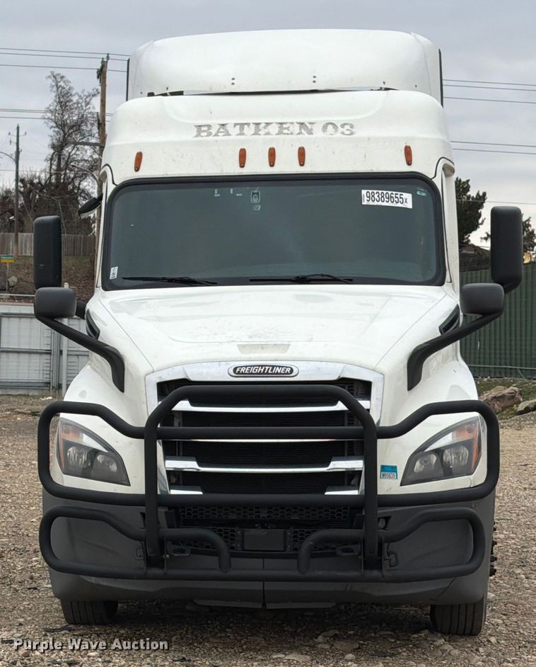 image for item YA1867 2019 Freightliner Cascadia semi truck
