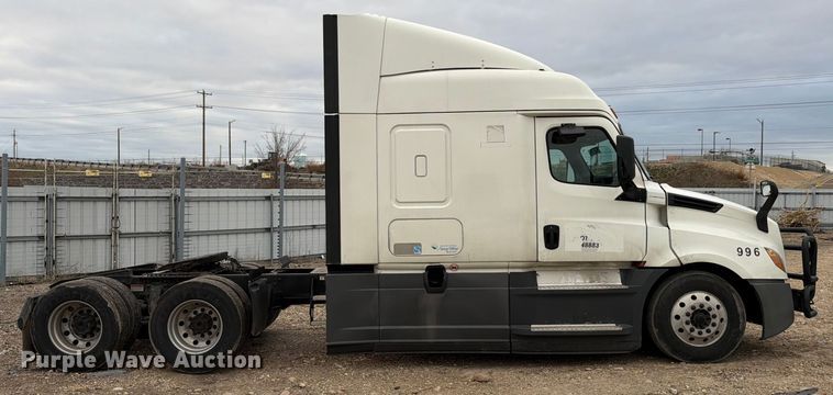 image for item YA1867 2019 Freightliner Cascadia semi truck