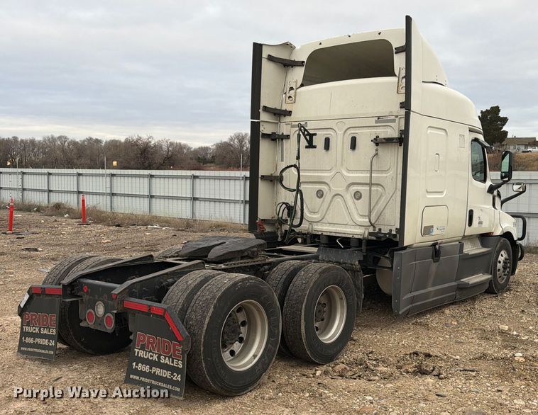 image for item YA1867 2019 Freightliner Cascadia semi truck