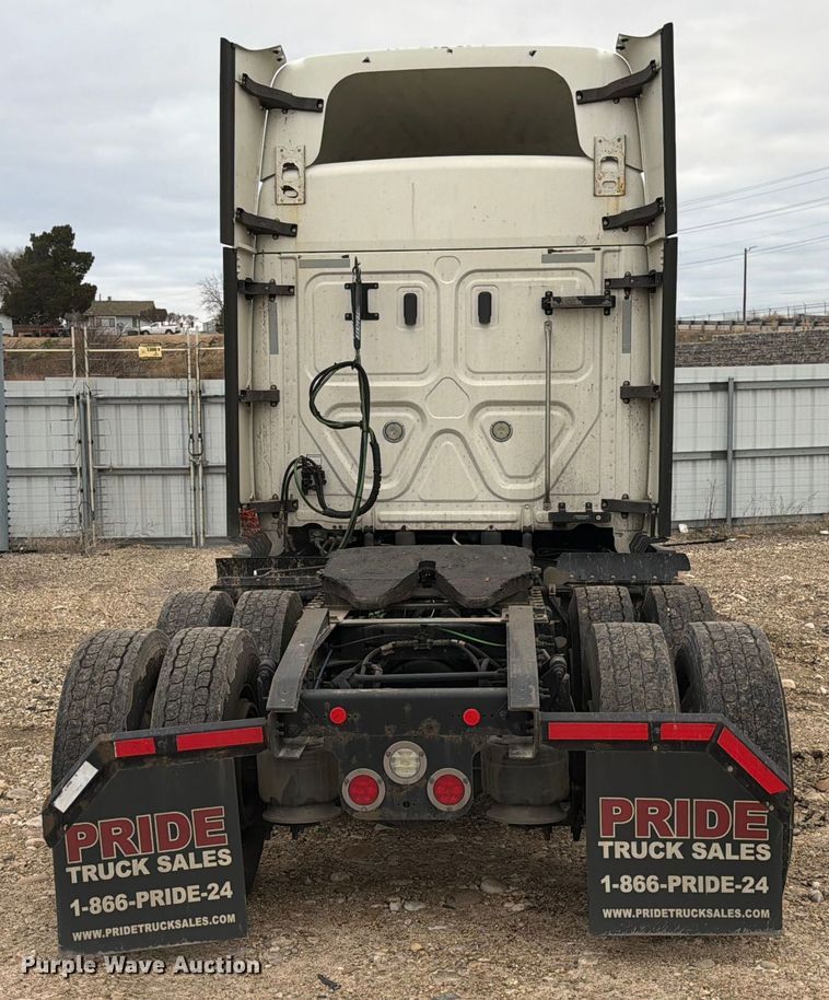 image for item YA1867 2019 Freightliner Cascadia semi truck