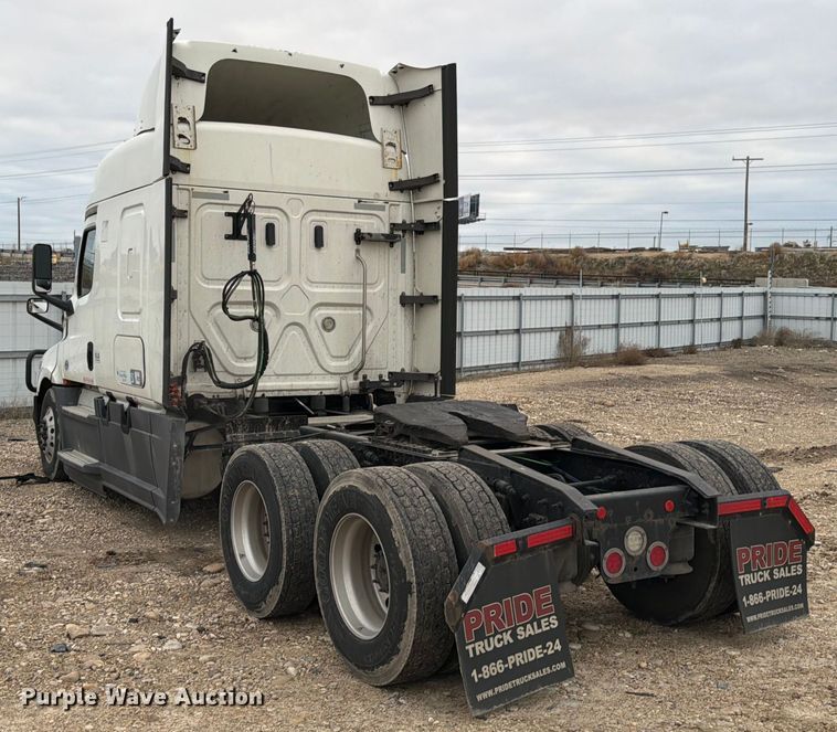 image for item YA1867 2019 Freightliner Cascadia semi truck