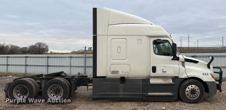 image for item YA1867 2019 Freightliner Cascadia semi truck