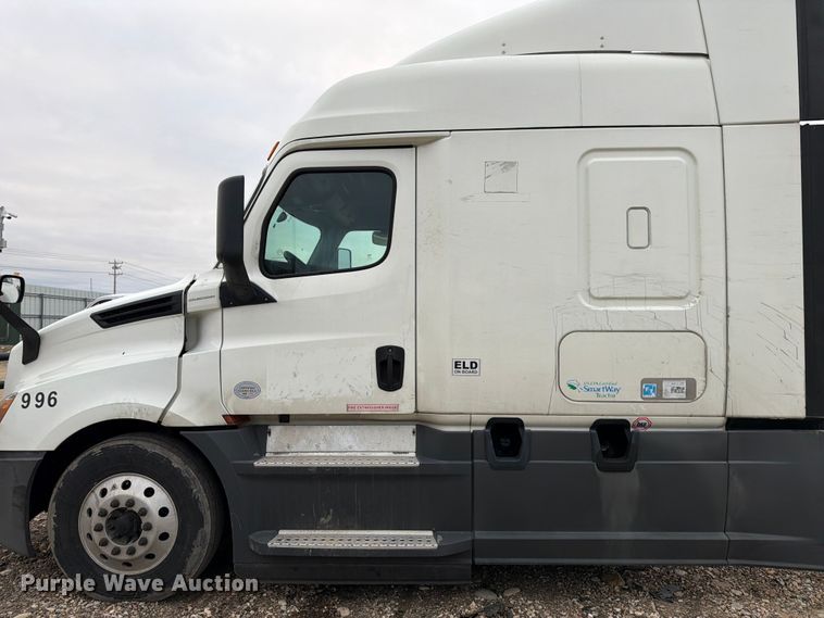 image for item YA1867 2019 Freightliner Cascadia semi truck