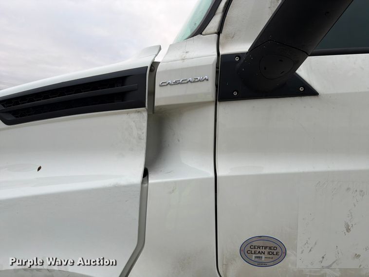 image for item YA1867 2019 Freightliner Cascadia semi truck