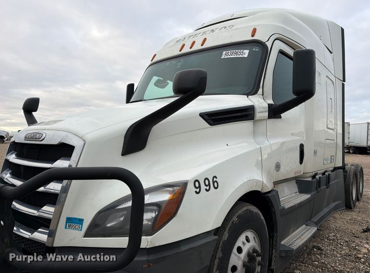 image for item YA1867 2019 Freightliner Cascadia semi truck