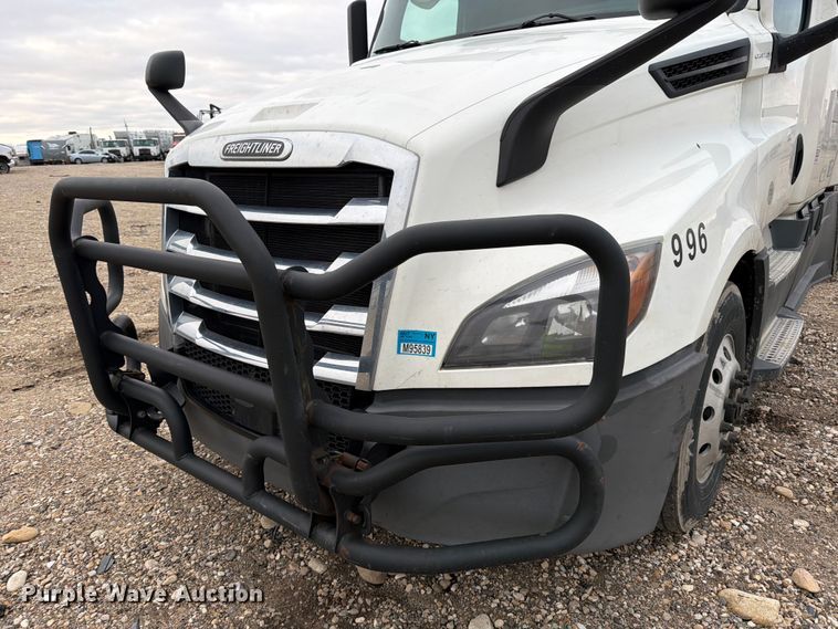 image for item YA1867 2019 Freightliner Cascadia semi truck