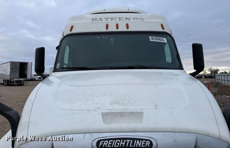 image for item YA1867 2019 Freightliner Cascadia semi truck